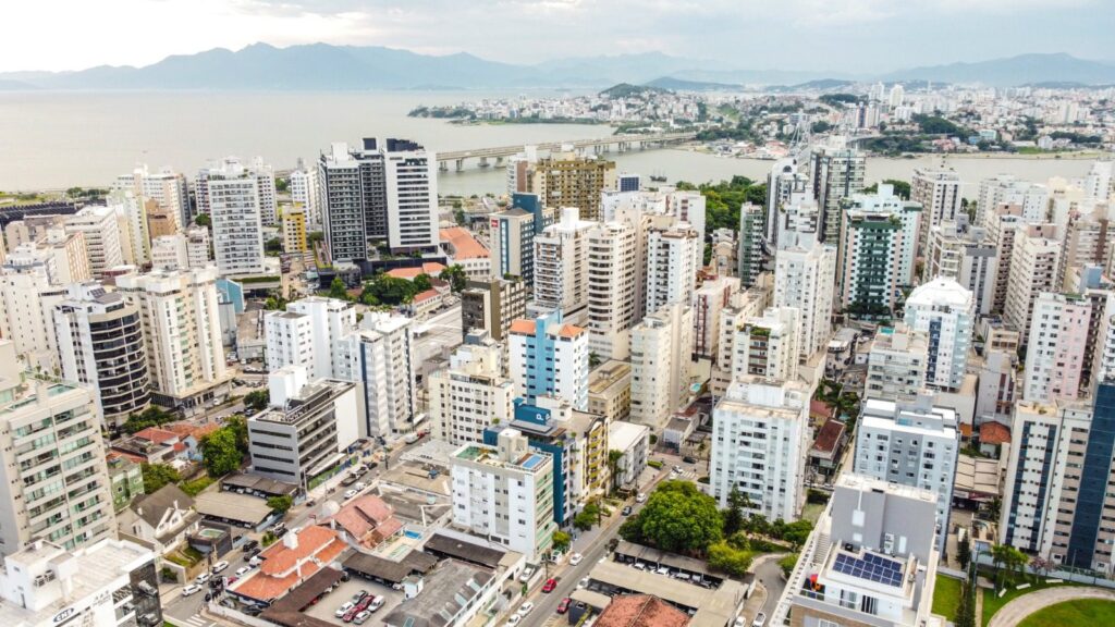 Revitalização do Centro de Florianópolis: Um Novo Horizonte para a Moradia Revitalização do Centro de Florianópolis: Um Novo Horizonte para a Moradia