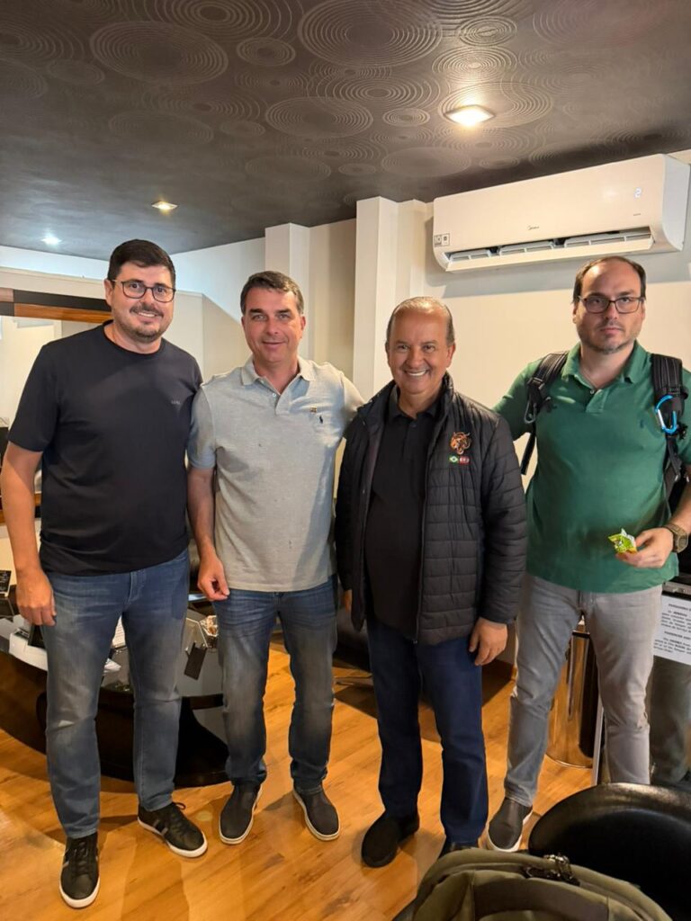 Flávio Bolsonaro Chega a Florianópolis para Evento Exclusivo