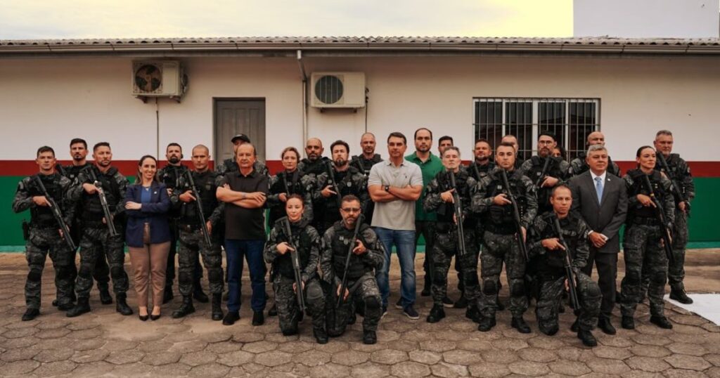 Flávio Bolsonaro em SC: Pré-Candidato à Presidência Realiza Visita ao Sistema Prisional Flávio Bolsonaro em SC: Pré-Candidato à Presidência Realiza Visita ao Sistema Prisional