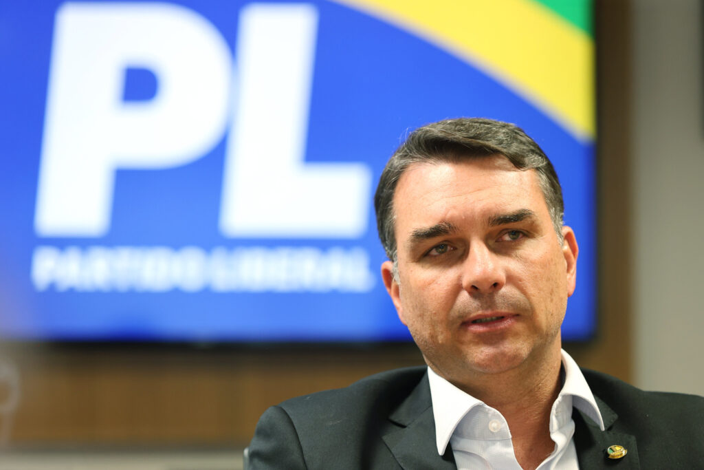 Flávio Bolsonaro Lança Pré-Candidatura à Presidência em Santa Catarina