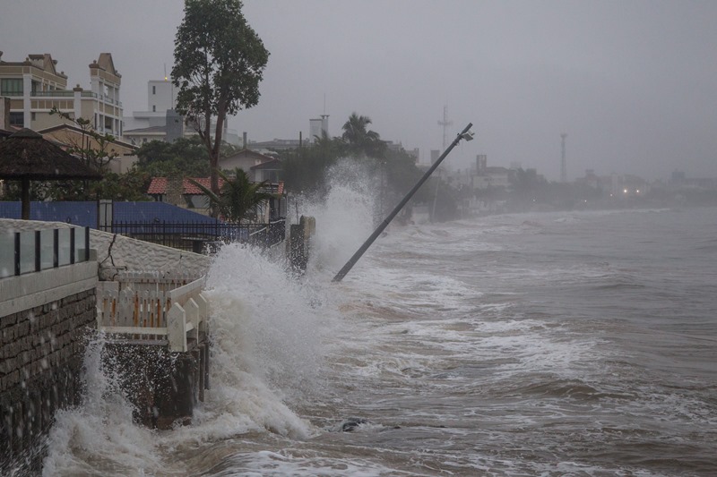 Florianópolis em Alerta: Praia Sofre com Ressaca e Moradores Preocupados Florianópolis em Alerta: Praia Sofre com Ressaca e Moradores Preocupados