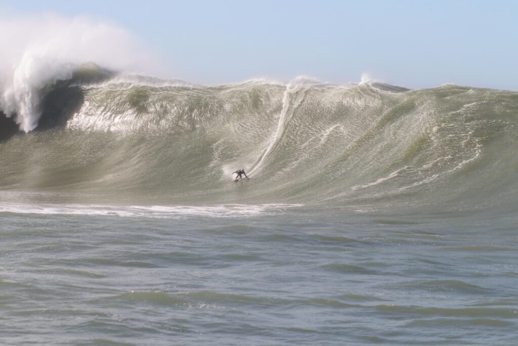 Nazaré Brasileira: Novo Recorde de Maior Onda Surfada no País à Vista Nazaré Brasileira: Novo Recorde de Maior Onda Surfada no País à Vista
