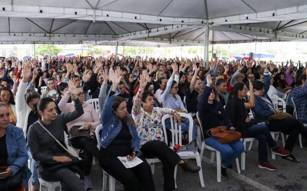 Servidores de São José, próximo a Florianópolis, entram em greve geral