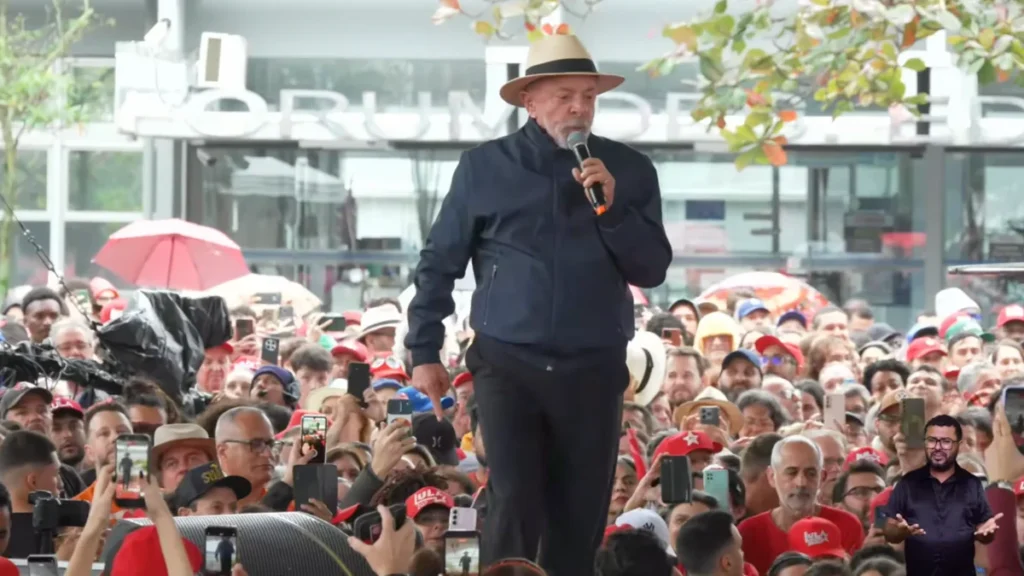 Lula reforça investimento em tecnologia nacional e educação em Florianópolis