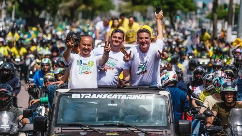 Governadores do Sul se unem em motociata por Flávio Bolsonaro e criticam PT