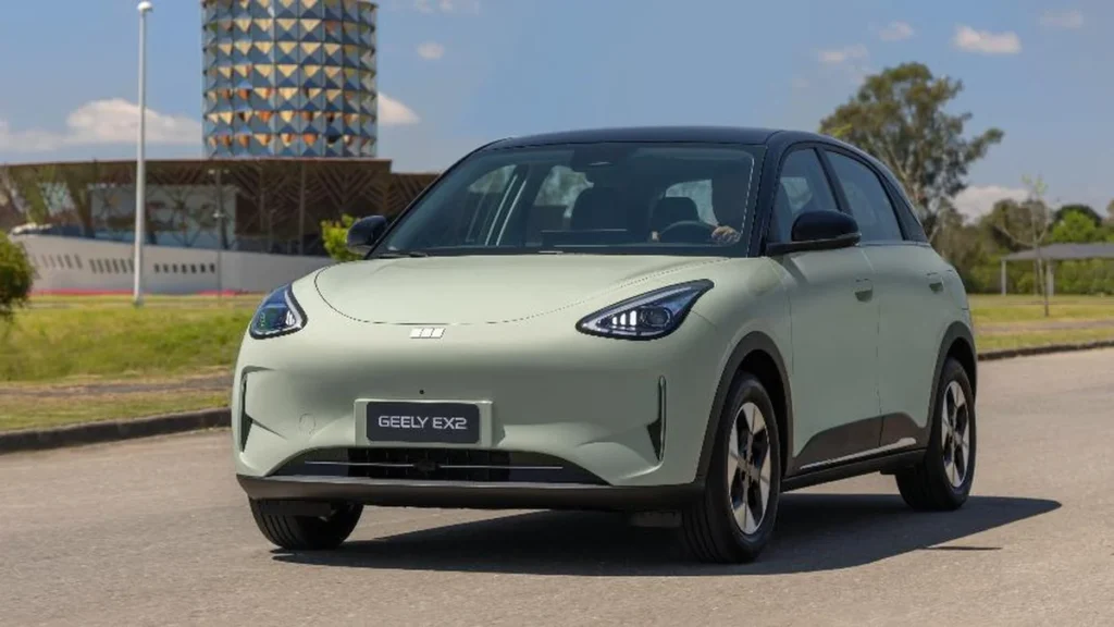 Geely dobra exportações e desafia liderança da BYD no mercado global de carros
