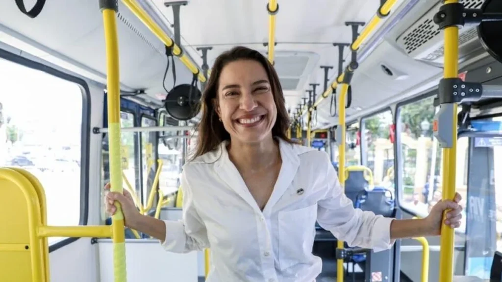 Raquel Lyra entrega 100 ônibus com ar-condicionado para renovar transporte no Grande Recife