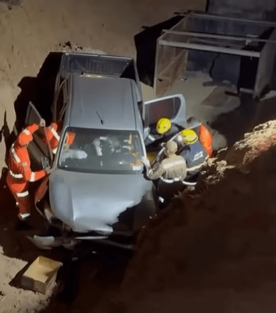 Acidente em Mossoró: Carro despenca em área de obra próxima à BR-304 e motorista é resgatado Acidente em Mossoró: Carro despenca em área de obra próxima à BR-304 e motorista é resgatado