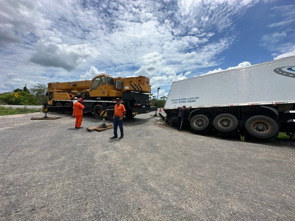 Acidente na BR-304: Carreta com 25 toneladas de melão tomba em Mossoró Acidente na BR-304: Carreta com 25 toneladas de melão tomba em Mossoró
