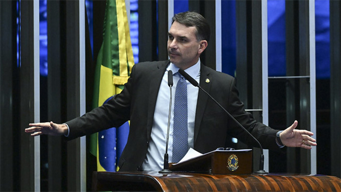 Flávio Bolsonaro se Destaca em Viagem pela Europa e Oriente Médio como Candidato da Direita Flávio Bolsonaro se Destaca em Viagem pela Europa e Oriente Médio como Candidato da Direita