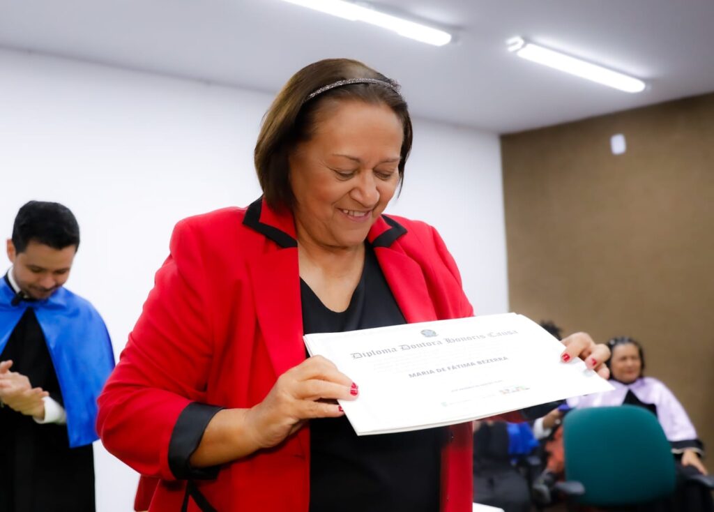 Governadora Fátima Bezerra Recebe Título de Honoris Causa do IFRN em Reconhecimento à Educação no RN Governadora Fátima Bezerra Recebe Título de Honoris Causa do IFRN em Reconhecimento à Educação no RN