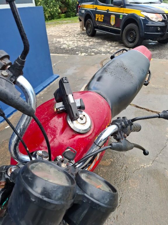 Jovem de 16 Anos é Apreendido com Arma e Motocicleta Roubada em Mossoró/RN Jovem de 16 Anos é Apreendido com Arma e Motocicleta Roubada em Mossoró/RN