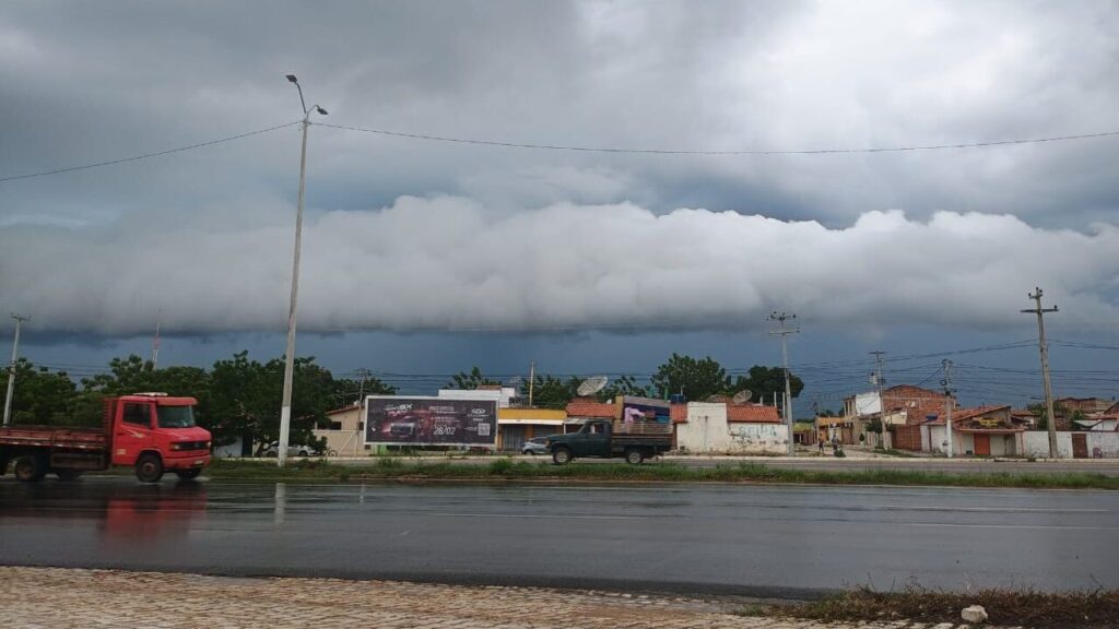 Nuvem Rolo Impressiona Mossoró; Meteorologista Esclarece Fenômeno Nuvem Rolo Impressiona Mossoró; Meteorologista Esclarece Fenômeno