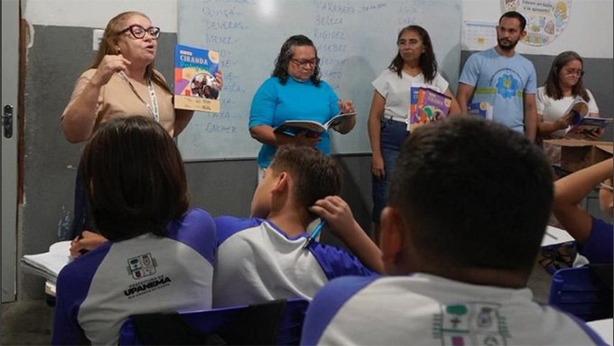 Valorização Cultural: Alunos de Upanema Recebem Livros Potiguares Valorização Cultural: Alunos de Upanema Recebem Livros Potiguares