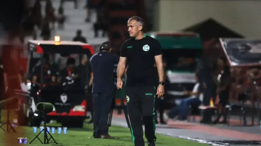 Eduardo Baptista: Perfil do Técnico Favorito para Assumir o Internacional