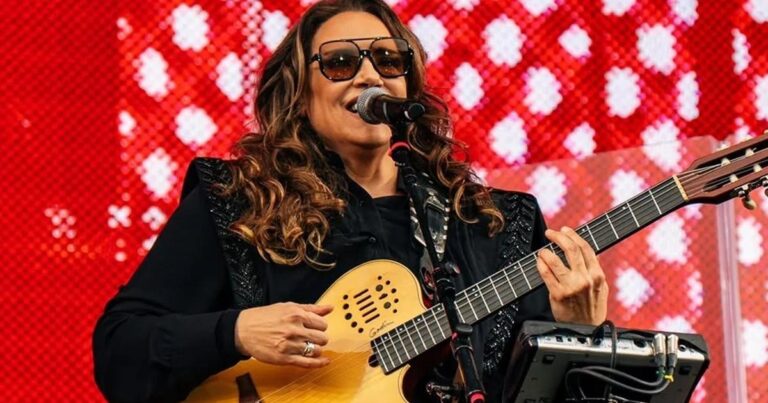 Ana Carolina Enfrenta Críticas Após Remover Intérprete de Libras de Show Ana Carolina Enfrenta Críticas Após Remover Intérprete de Libras de Show