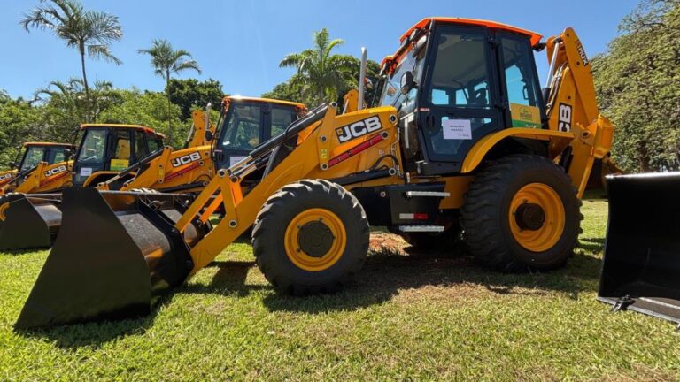 Bragança Paulista Recebe Retroescavadeira e Marca Avanços no Agronegócio Bragança Paulista Recebe Retroescavadeira e Marca Avanços no Agronegócio