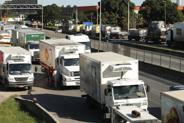 Feira de Santana Proíbe Estacionamento de Caminhões em Vias Públicas