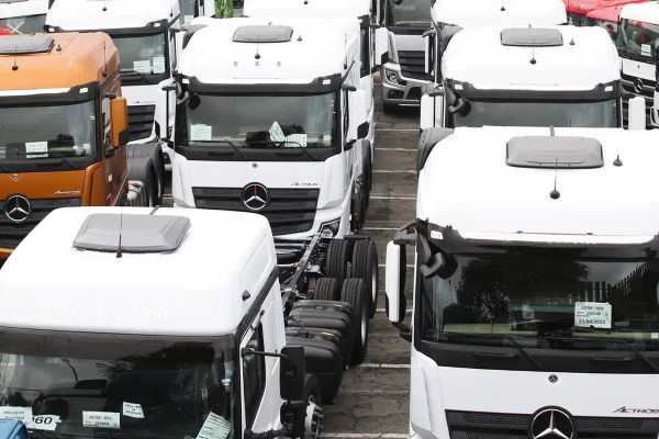 Feira de Santana: Projeto de Lei Pode Proibir Estacionamento de Caminhões em Áreas Residenciais Feira de Santana: Projeto de Lei Pode Proibir Estacionamento de Caminhões em Áreas Residenciais