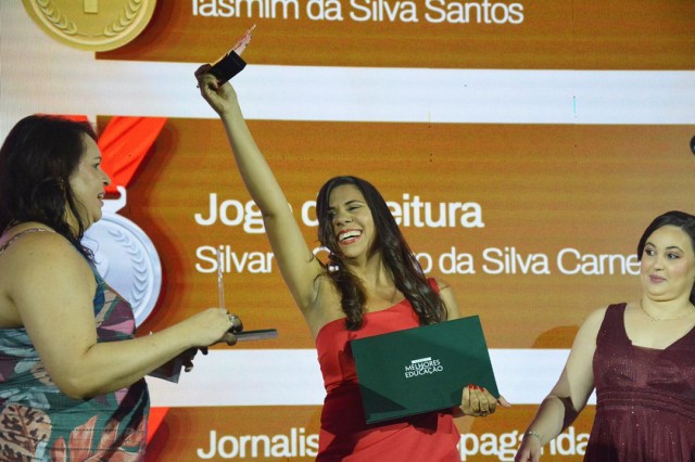 Motorista de Ônibus Escolar é Reconhecido por Incentivar Leitura e Ganha Prêmio de R$ 10 mil Motorista de Ônibus Escolar é Reconhecido por Incentivar Leitura e Ganha Prêmio de R$ 10 mil