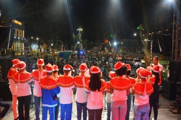 Natal Encantado: Corais e Vila do Papai Noel Enchem o Estacionamento da Prefeitura de Alegria Natal Encantado: Corais e Vila do Papai Noel Enchem o Estacionamento da Prefeitura de Alegria
