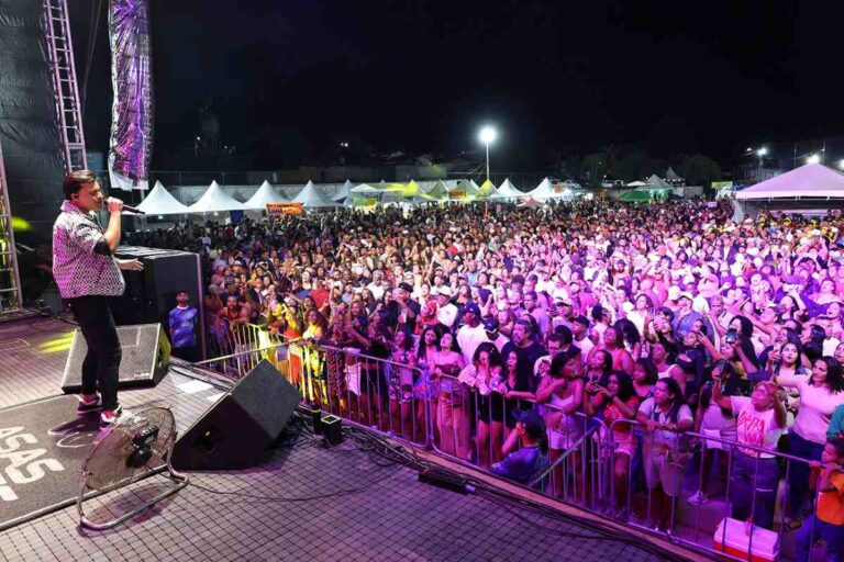 Festa de Reis em Tiquaruçu: Tradição e Celebração Coletiva Festa de Reis em Tiquaruçu: Tradição e Celebração Coletiva