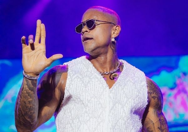 Léo Santana Lotou o Baile da Santinha em Salvador: Sucesso Total! Léo Santana Lotou o Baile da Santinha em Salvador: Sucesso Total!