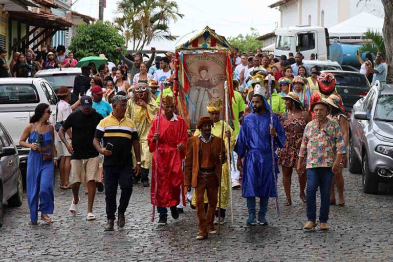 Reisado de Tiquaruçu: A Tradicional Festa que Preserva a Cultura de Feira de Santana Reisado de Tiquaruçu: A Tradicional Festa que Preserva a Cultura de Feira de Santana