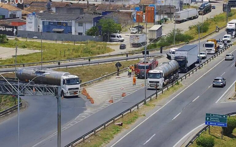 Vazamento de Produto Químico Interrompe Tráfego na BR-324 em Feira de Santana Vazamento de Produto Químico Interrompe Tráfego na BR-324 em Feira de Santana