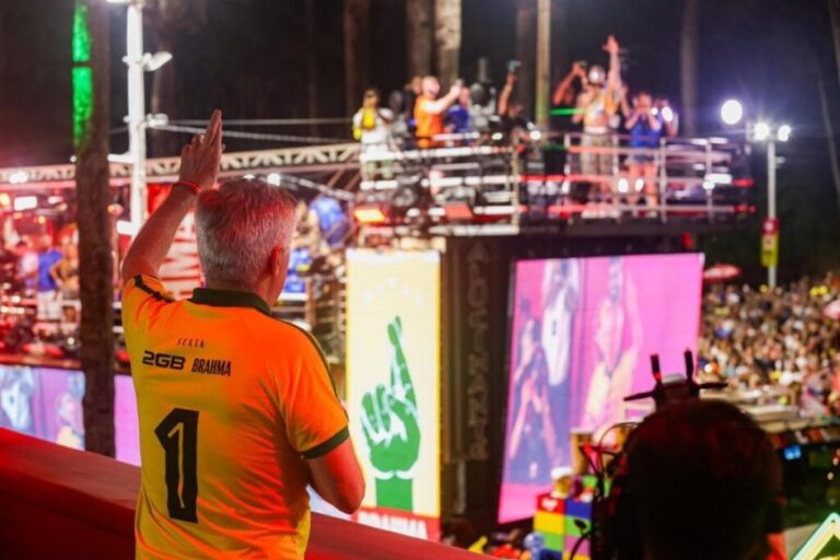 Ancelotti Elogia o Carnaval e Revela Seu Amor pelo Brasil Ancelotti Elogia o Carnaval e Revela Seu Amor pelo Brasil