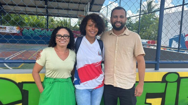 Bahia: Estudante Alfabetizada aos 11 Anos Celebra Aprovação na Universidade Bahia: Estudante Alfabetizada aos 11 Anos Celebra Aprovação na Universidade