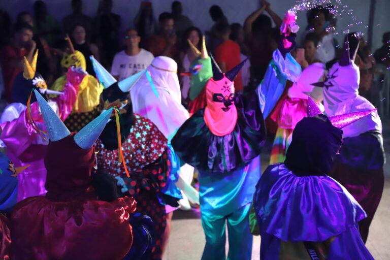 Baile de Carnaval de Cruz das Almas Reúne Multidão na Casa da Cultura