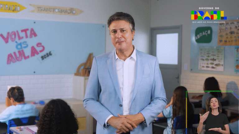 Camilo Santana Anuncia Retorno às Aulas e Regulamentação do Uso de Celulares nas Escolas