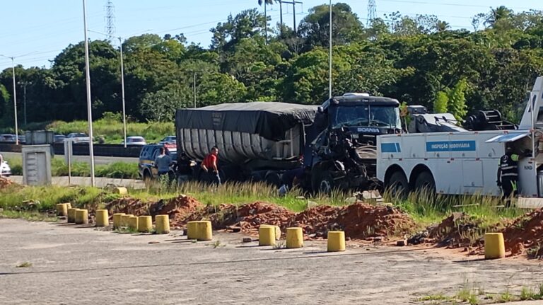 Engavetamento de 13 veículos na BR-324 deixa feridos graves na Bahia Engavetamento de 13 veículos na BR-324 deixa feridos graves na Bahia