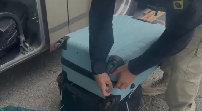 PRF Apreende 22 Kg de Maconha em Fiscalização de Ônibus Interestadual em BA PRF Apreende 22 Kg de Maconha em Fiscalização de Ônibus Interestadual em BA