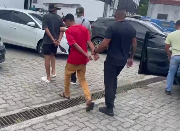 Suspeitos de Roubo de R$ 400 Mil em Joias São Capturados em Feira de Santana Suspeitos de Roubo de R$ 400 Mil em Joias São Capturados em Feira de Santana