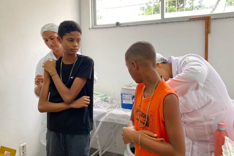 Vacinação Contra a Dengue: Imunização para Crianças e Adolescentes de 10 a 14 Anos em Feira de Santa