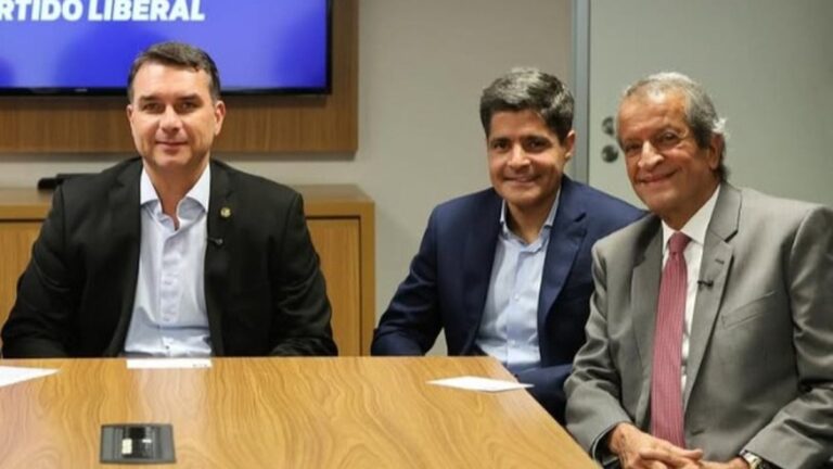ACM Neto e Flávio Bolsonaro: A Nova Aliança que Reconfigura a Política na Bahia ACM Neto e Flávio Bolsonaro: A Nova Aliança que Reconfigura a Política na Bahia