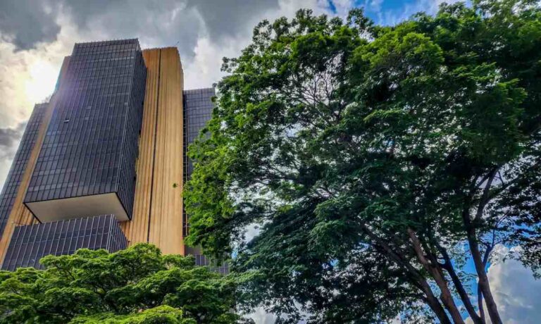 Banco Central Reduz Juros para 14,75%: Mudanças na Política Monetária em Tempos de Incerteza Banco Central Reduz Juros para 14,75%: Mudanças na Política Monetária em Tempos de Incerteza
