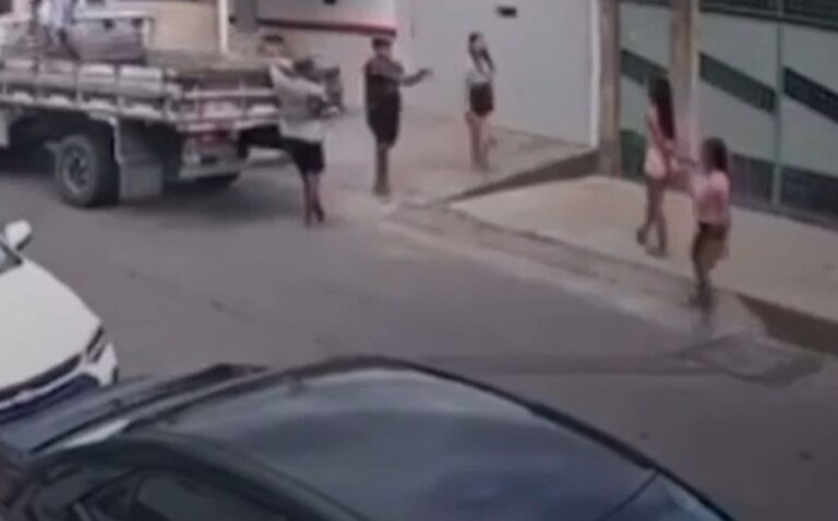Câmera Captura Tentativa de Homicídio Contra Mulher em Feira de Santana; Assista ao Vídeo Câmera Captura Tentativa de Homicídio Contra Mulher em Feira de Santana; Assista ao Vídeo