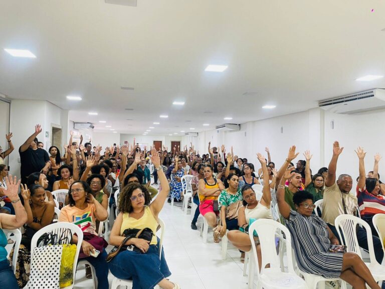 Professores da Rede Municipal de Feira de Santana Definem Estado de Greve Professores da Rede Municipal de Feira de Santana Definem Estado de Greve
