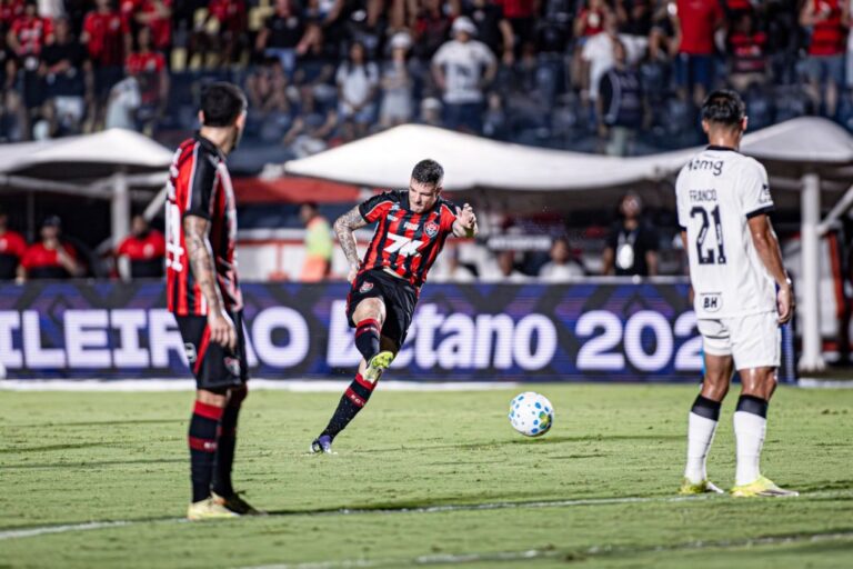Vitória Mantém Tabu e Derrota Atlético-MG no Barradão: 2 a 0 com Gol de Kayzer e Erick Vitória Mantém Tabu e Derrota Atlético-MG no Barradão: 2 a 0 com Gol de Kayzer e Erick