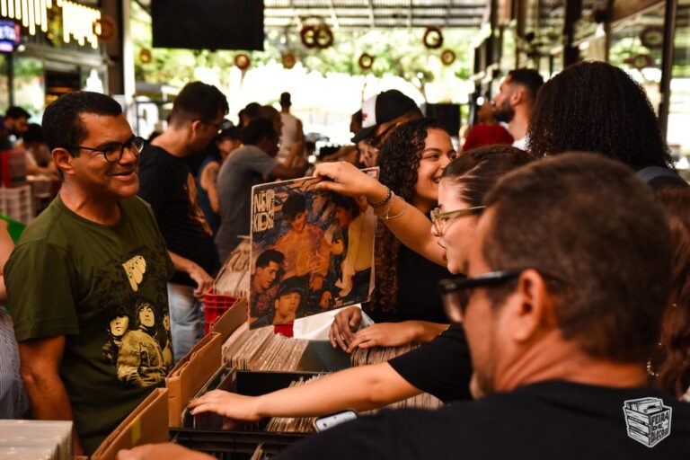 9ª Edição da Feira de Discos Revitaliza a Cultura do Vinil em Feira de Santana 9ª Edição da Feira de Discos Revitaliza a Cultura do Vinil em Feira de Santana