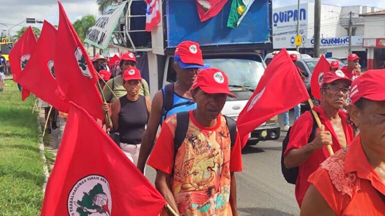 Caminhada do MST da Bahia em Protesto: De Feira de Santana a Salvador Caminhada do MST da Bahia em Protesto: De Feira de Santana a Salvador