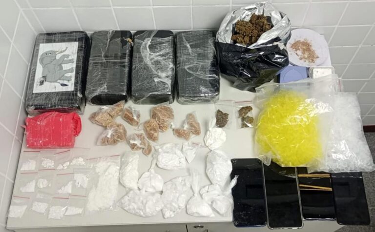 Homem detido com drogas em Feira de Santana durante operação policial Homem detido com drogas em Feira de Santana durante operação policial