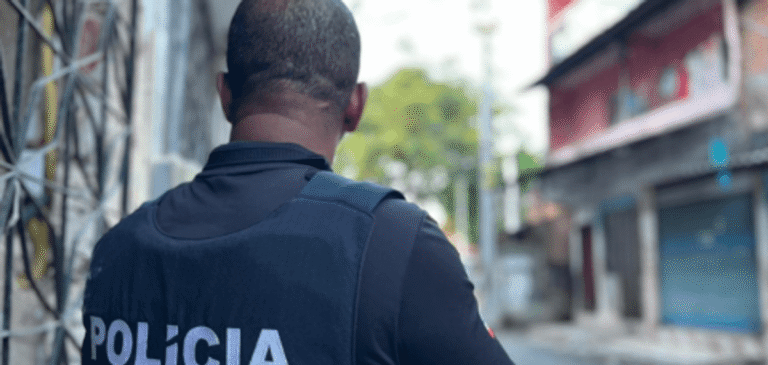 Homem é assassinado a golpes de facão em discussão com sobrinho na Bahia Homem é assassinado a golpes de facão em discussão com sobrinho na Bahia