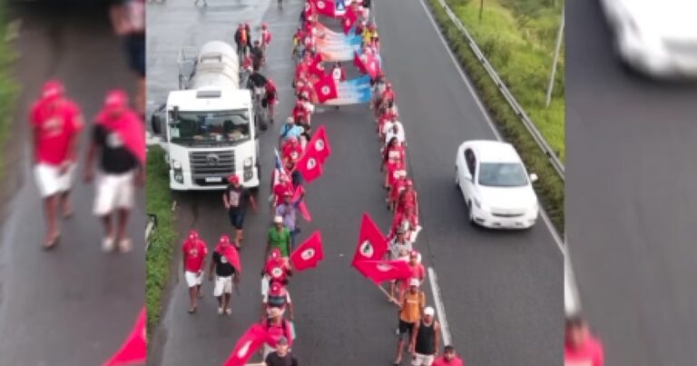 Marcha do MST gera congestionamento na BR-324 em direção a Salvador