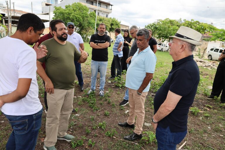 Prefeitura de Feira de Santana Avalia Locais para Creche e Posto de Saúde no Bairro Conceição Prefeitura de Feira de Santana Avalia Locais para Creche e Posto de Saúde no Bairro Conceição