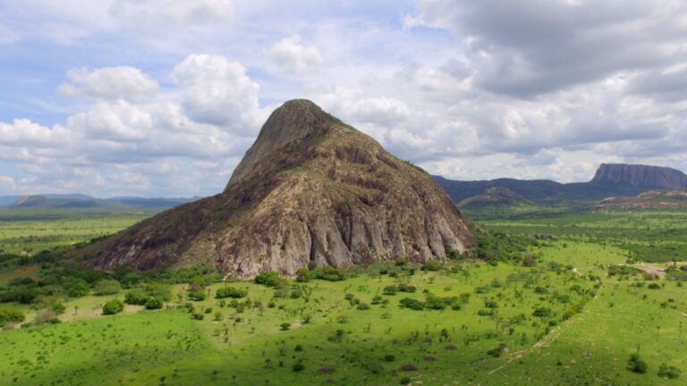 Tragédia em Itatim: Montanhista Morre Durante Escalada em Ponto Turístico da Bahia