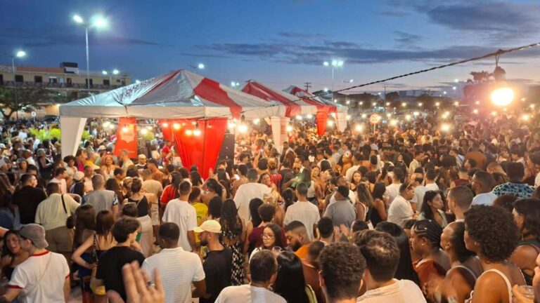 Unidos pelo Samba: Milhares Celebram Cultura em Feira de Santana